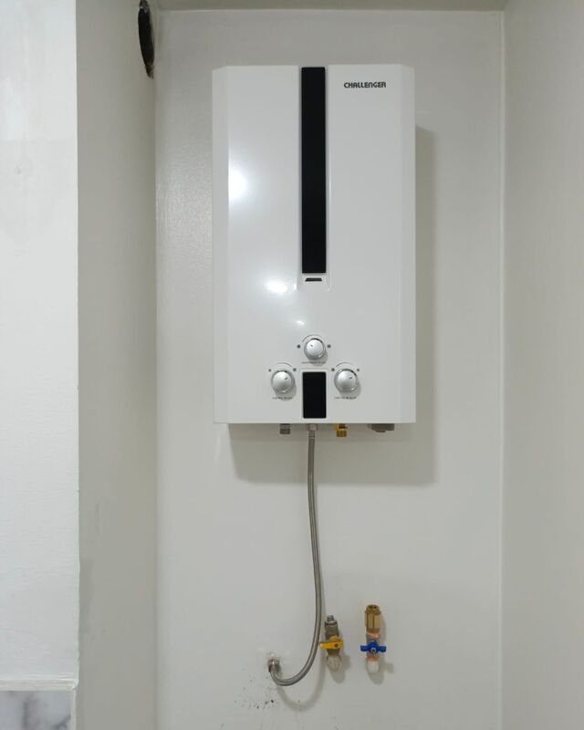 Calentador de paso a gas Challenger instalado en la pared